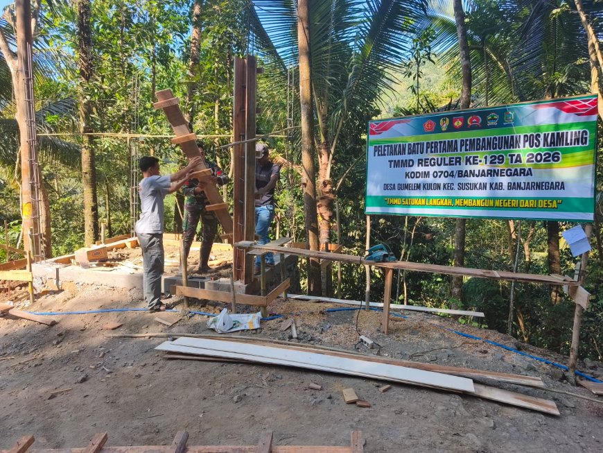 Sekdes Gumelem Kulon Turun Tangan Bangun Pos Kamling Bersama Satgas TMMD