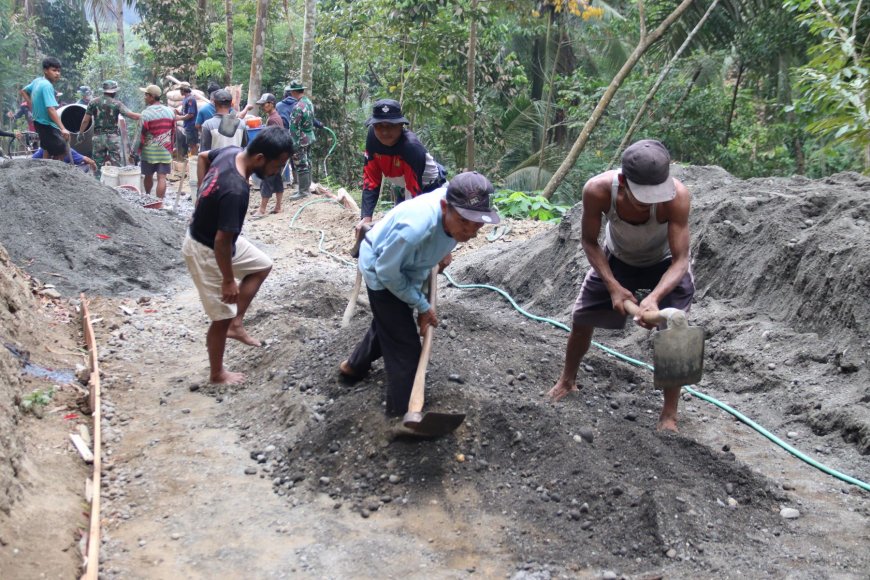 Sartono Cangkul Pasir Demi TMMD Reguler ke-129 Gumelem Kulon