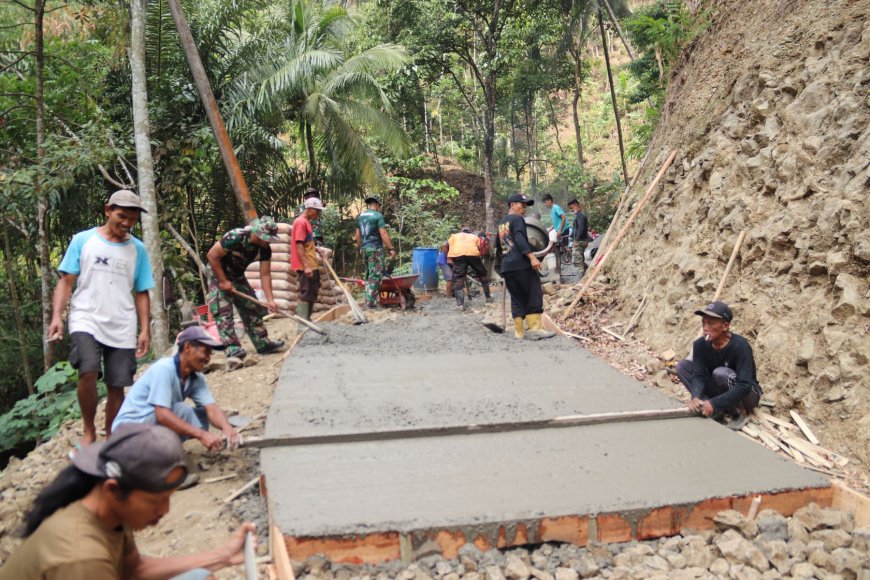 Ratakan Cor Wujud Gotong Royong TMMD Reguler ke-129 Gumelem Kulon