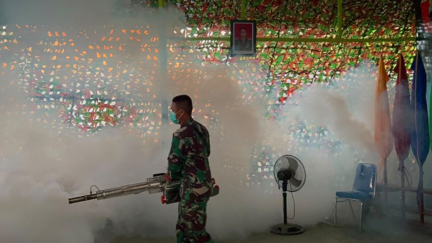 Yonif TP 860/NSK Gelar Fogging di Marshalling Area Waropen, Cegah Malaria dan DBD Demi Jaga Kesiapan Prajurit
