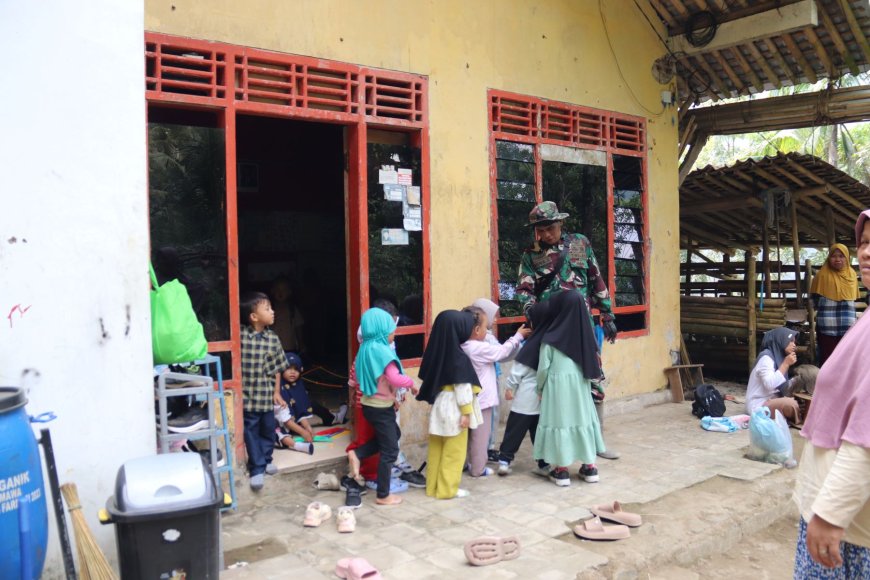 Serka Munasibun Jadi Idola Anak PAUD di Tengah Kesibukan Pembangunan TMMD