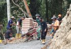 Pratu Agung Tak Kenal Lelah Angkong Terus Melaju Demi Rampungnya Jalan TMMD