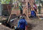 Gotong Royong TNI dan Warga Percepat Pembangunan Sumur dan MCK TMMD ke-129 di Wanam
