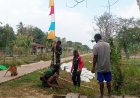 Sambut HUT ke-81 RI, Personel Satgas TMMD dan Warga Wanam Gotong Royong Pasang Bendera