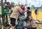 Gotong Royong TNI dan Warga, Bangun Sumur Bor Hadirkan Harapan Air Bersih Untuk Generasi Penerus