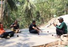Secangkir Kopi di Tengah TMMD Hangatkan Kebersamaan TNI dan Warga