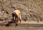 Di Balik Jalan Kokoh Ketelitian Sunardi Perkuat Setiap Bikisting