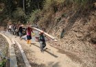 Papan di Pundak Kekompakan Warga Gumelem Kulon Menguatkan TMMD