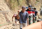 Pikulan Bambu Satukan Langkah Praka Ari dan Tono Antar Adukan Demi Jalan Desa