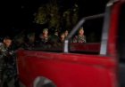 Personel Yonif TP 809/NTM Sigap Bantu Evakuasi Kendaraan Warga Wapoania yang Terperosok ke Jurang