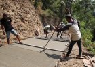 Sentuhan Akhir di Permukaan Beton Ketelitian Samsi Menentukan Kualitas Jalan TMMD