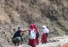 Dua Bocah Kembar Minta Salim Hangatkan Suasana TMMD Gumelem Kulon