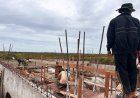 Semangat Gotong Royong, Prajurit TNI AD Bersama Masyarakat Bangun Jembatan Aramco di Merauke