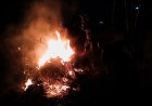 Personel Kodim 1707/Merauke, Gerak Cepat Bantu Padamkan Kebakaran Lahan di Tanah Miring