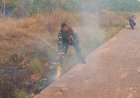 Peran Babinsa Merauke dan Masyarakat, Sigap Padamkan Api Cegah Kebakaran Lahan Meluas