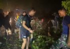 Personel Yonif TP 809/NTM Berjibaku di Malam Hari, Evakuasi Pohon Tumbang yang Tutupi Jalan di Desa Wapoania