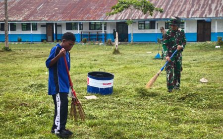 Yonif TP 804/DBAY Ajak Siswa-Siswi SMP Negeri 7 Nabire Laksanakan Karya Bakti Bersihkan Lingkungan Sekolah
