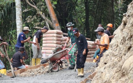 Pratu Agung Tak Kenal Lelah Angkong Terus Melaju Demi Rampungnya Jalan TMMD