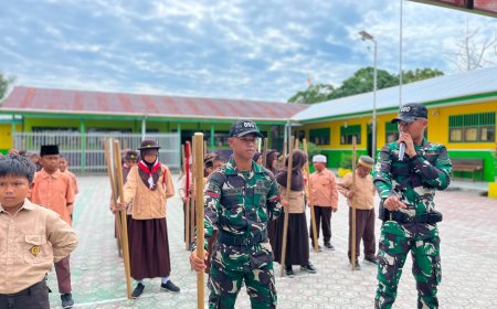 Prajurit Yonif TP 860/NSK Tanamkan Nasionalisme Lewat Program TEKAD di MI At-Taqwa Waropen