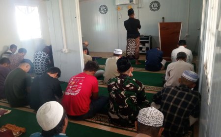 Satgas TMMD ke-129 Kodim 1707/Merauke Laksanakan Sholat Jum'at Bersama Warga Kampung Wanam