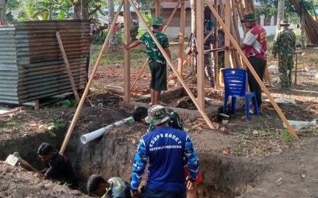 Gotong Royong TNI dan Warga Percepat Pembangunan Sumur dan MCK TMMD ke-129 di Wanam