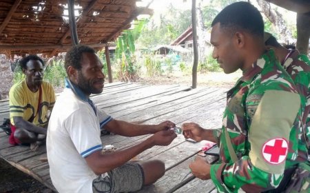 Wujud Kepedulian TNI, Satgas TMMD ke-129 Layani Pemeriksaan Kesehatan Masyarakat Wanam