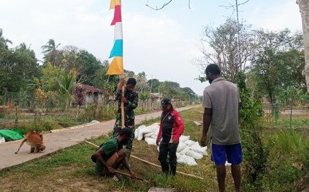 Sambut HUT ke-81 RI, Personel Satgas TMMD dan Warga Wanam Gotong Royong Pasang Bendera
