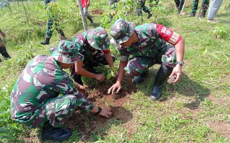 Tanam Pohon di Tengah TMMD Serma Susilo Tinggalkan Warisan Hijau untuk Desa