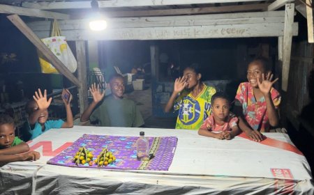 Patroli Malam Yonif TP 860/NSK Sisir Urei Faisei, Warga Diberi Imbauan Kamtibmas untuk Jaga Keamanan Lingkungan