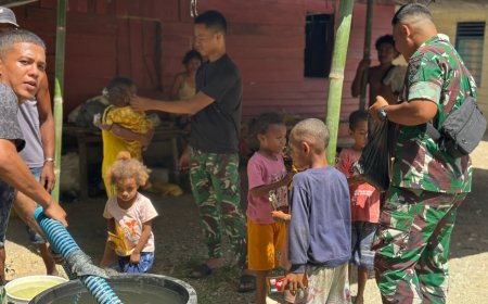 Yonif TP 804/DBAY Salurkan Air Bersih bagi Warga Kampung Waharia yang Mengalami Krisis Air