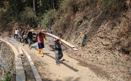 Papan di Pundak Kekompakan Warga Gumelem Kulon Menguatkan TMMD