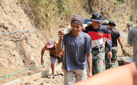 Pikulan Bambu Satukan Langkah Praka Ari dan Tono Antar Adukan Demi Jalan Desa
