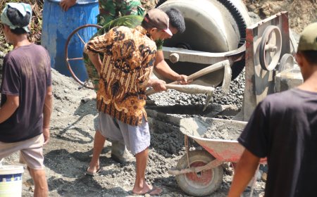 Mbah Hadi Tak Mau Tinggal Diam Ikut Bergotong Royong Demi Jalan Impian Desa