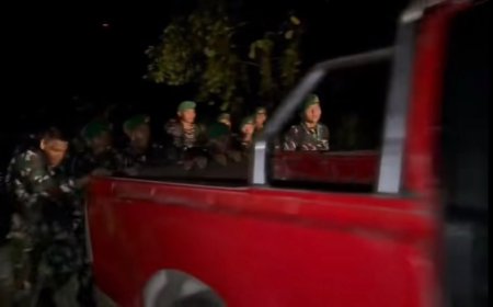 Personel Yonif TP 809/NTM Sigap Bantu Evakuasi Kendaraan Warga Wapoania yang Terperosok ke Jurang