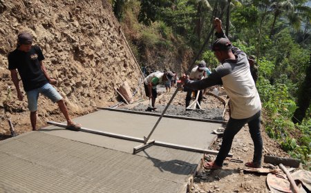 Sentuhan Akhir di Permukaan Beton Ketelitian Samsi Menentukan Kualitas Jalan TMMD