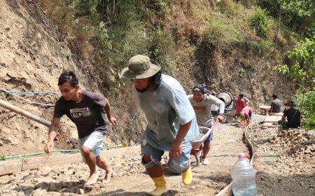 Dua Orang Satu Angkong Kekompakan Warga Taklukkan Tanjakan di Lokasi TMMD