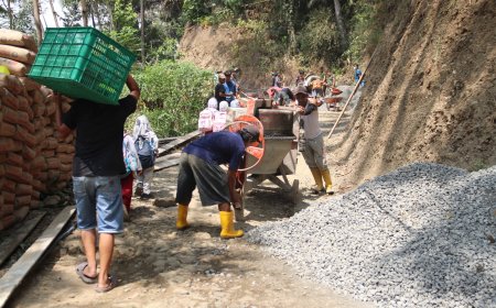 Sepiring Nasi dari Pak Ha Penyemangat Satgas TMMD di Tengah Terik Matahari