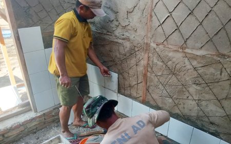 Pemasangan Dinding Keramik, Personel Satgas TMMD Percepat Pembangunan MCK di Wanam Merauke