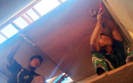Pemasangan Plafon dan Atap, Pembangunan MCK TMMD ke-129 di Kampung Wanam Hampir Rampung