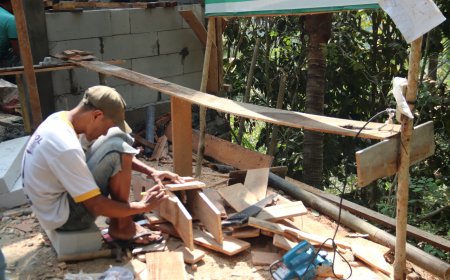 Tangan Terampil Tukang Bentuk Bekisting Plat Beton TMMD Siap Dicor
