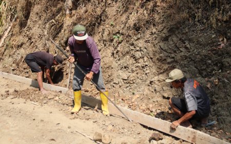 Perkuat Bekisting Pak Madrohim Pastikan Cor Beton TMMD Tetap Kokoh