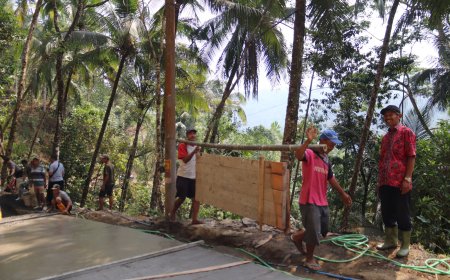 Pak Waryo Tak Hanya Mengawasi Ia Ikut Memastikan Jalan TMMD Terus Bergerak
