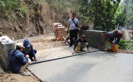 Tiada Hari Tanpa Lapangan Satgas dan Panlak Kawal Rabat Beton TMMD hingga Tuntas