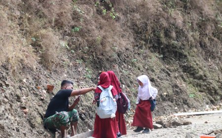 Dua Bocah Kembar Minta Salim Hangatkan Suasana TMMD Gumelem Kulon