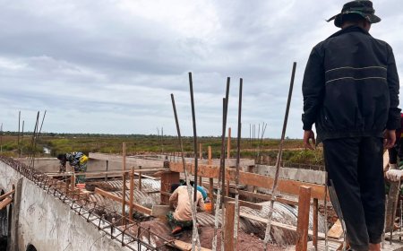 Semangat Gotong Royong, Prajurit TNI AD Bersama Masyarakat Bangun Jembatan Aramco di Merauke