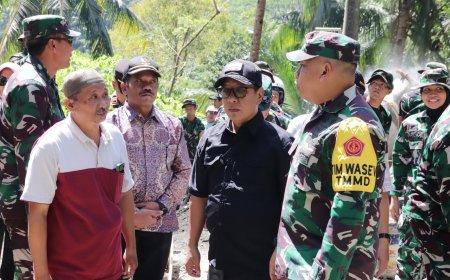 Dari Desa untuk Pendidikan Kades Gumelem Kulon Kenalkan Kepala SDN 6 kepada Tim Wasev TMMD