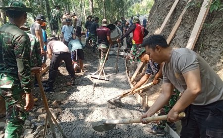 Bersatu di Atas Jalan Beton TNI Polri Pemerintah dan Warga Bangun Harapan di Gumelem Kulon