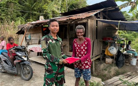 Mempererat Tali Persaudaraan di Ujung Timur Nusantara, Yonif TP 809/NTM Bagikan Bendera Merah Putih untuk Warga Sarmi