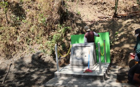 Tangan Tukang Tak Berhenti Tugu Prasasti TMMD Gumelem Kulon Dipercantik