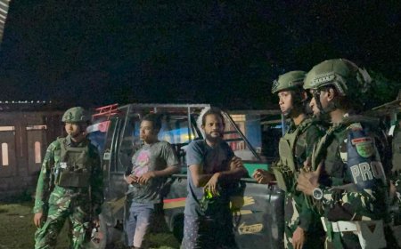 Patroli Malam Yonif TP 860/NSK, Jaga Kondusivitas dan Beri Rasa Aman bagi Warga Waropen